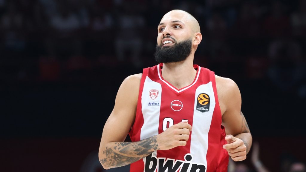 Ο Φουρνιέ εμφανίστηκε στο αεροδρόμιο με μπλούζα Ρόι Τάρπλεϊ (pic)