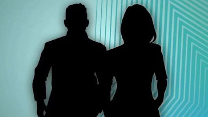 Πασίγνωστος τραγουδιστής την έβαζε να κάνει…. έρωτα με άλλους άνδρες στο καμαρίνι του και εκείνος έπαιρνε μάτι!