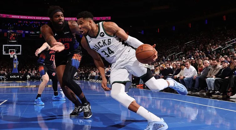 Απίθανος Αντετοκούνμπο στην επιστροφή του, ήττα-αποκλεισμός από τους Νικς στο Κύπελλο του NBA (118-109)