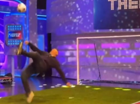 Ο Ρούνεϊ σκοράρει το εμβληματικό του «ψαλιδάκι» σε… τηλεοπτική εκπομπή (vids)