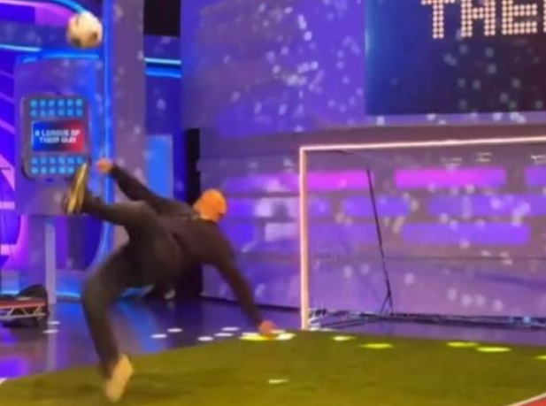 Ο Ρούνεϊ σκοράρει το εμβληματικό του «ψαλιδάκι» σε… τηλεοπτική εκπομπή (vids)