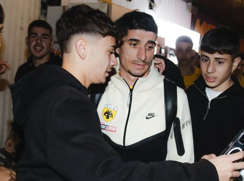 Έφτασε στην Κρήτη η ΑΕΚ – Εντυπωσιακή υποδοχή από τον κόσμο (pics)