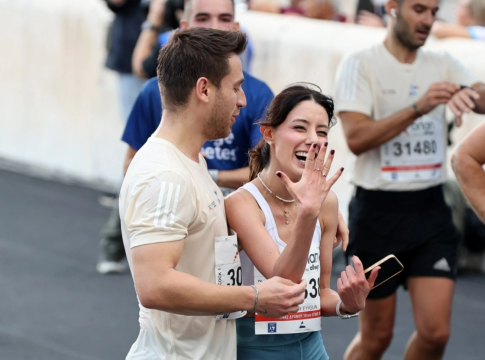 42ος Αυθεντικός Μαραθώνιος: Πρόταση γάμου στον τερματισμό των 10 χλμ. στο Καλλιμάρμαρο (vid)