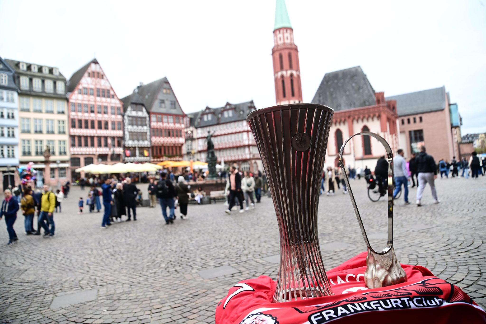 Καραπαπάς: «Ιδέα του Βαγγέλη Μαρινάκη να ταξιδέψουν τα ευρωπαϊκά τρόπαια σε όλο τον κόσμο»