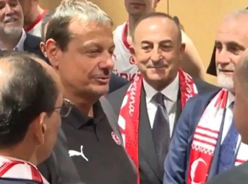 Ο Ερντογάν επισκέφτηκε τα αποδυτήρια της εθνικής Τουρκίας – Συνομίλησε με Αταμάν και Όσμαν (vid)