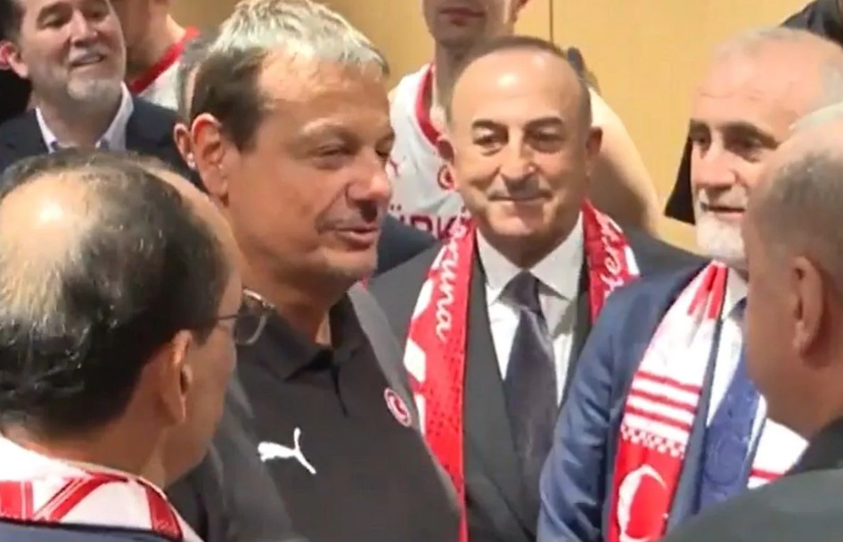 Ο Ερντογάν επισκέφτηκε τα αποδυτήρια της εθνικής Τουρκίας – Συνομίλησε με Αταμάν και Όσμαν (vid)