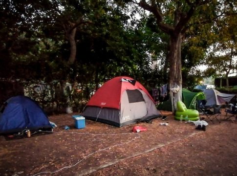 Φοινικούντα: «Δεν πιστεύω ότι είχε λόγους να φοβάται» – Τι λέει ο κουμπάρος του 68χρονου ιδιοκτήτη του κάμπινγκ