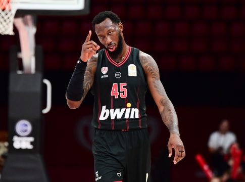 Χολ: «Δε μετράω τα καρφώματα, είναι αυτό που κάνω»