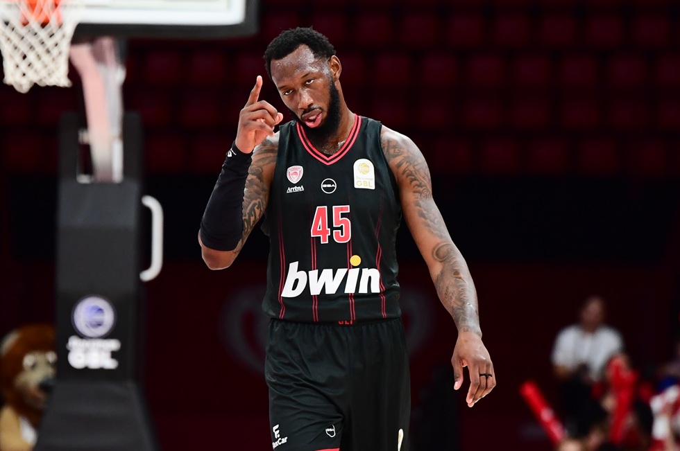 Χολ: «Δε μετράω τα καρφώματα, είναι αυτό που κάνω»