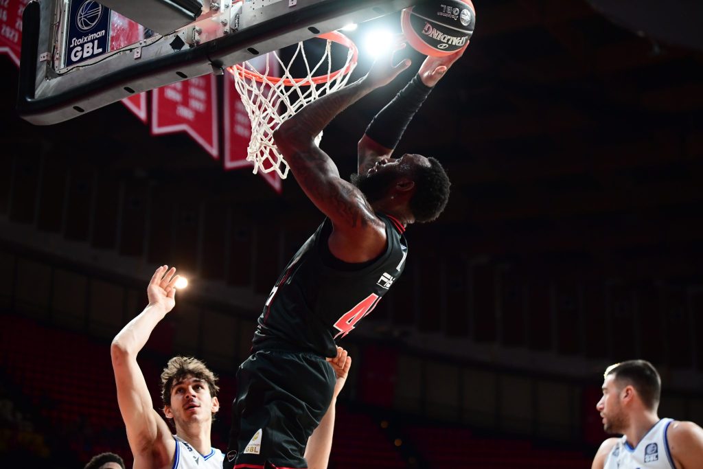 Ρεσιτάλ από τον Χολ: 19 πόντοι με 100% ευστοχία και ρεκόρ σε ένα ημίχρονο (vid)