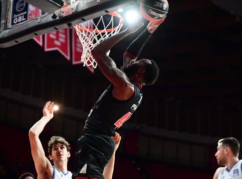 Ρεσιτάλ από τον Χολ: 19 πόντοι με 100% ευστοχία και ρεκόρ σε ένα ημίχρονο (vid)