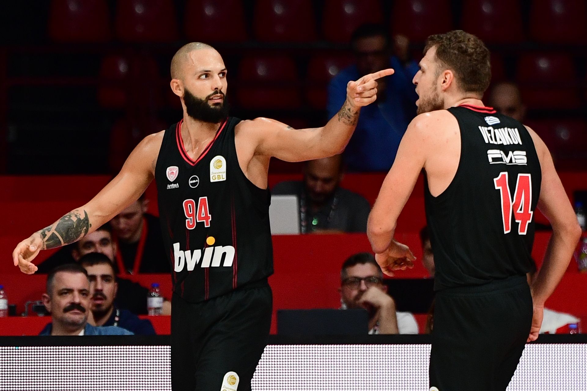 Ολυμπιακός – Ηρακλής 103-87: Οι Πειραιώτες έκαναν το 5/5 με 100άρα κόντρα στον «μαχητικό» Γηραιό και τριπλέτα Βεζένκοφ, Χολ, Φουρνιέ