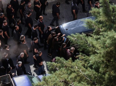 «Άγρια Δύση» στα Βορίζια: Οι πρώτες εικόνες από την κηδεία του 39χρονου Φανούρη (vids)