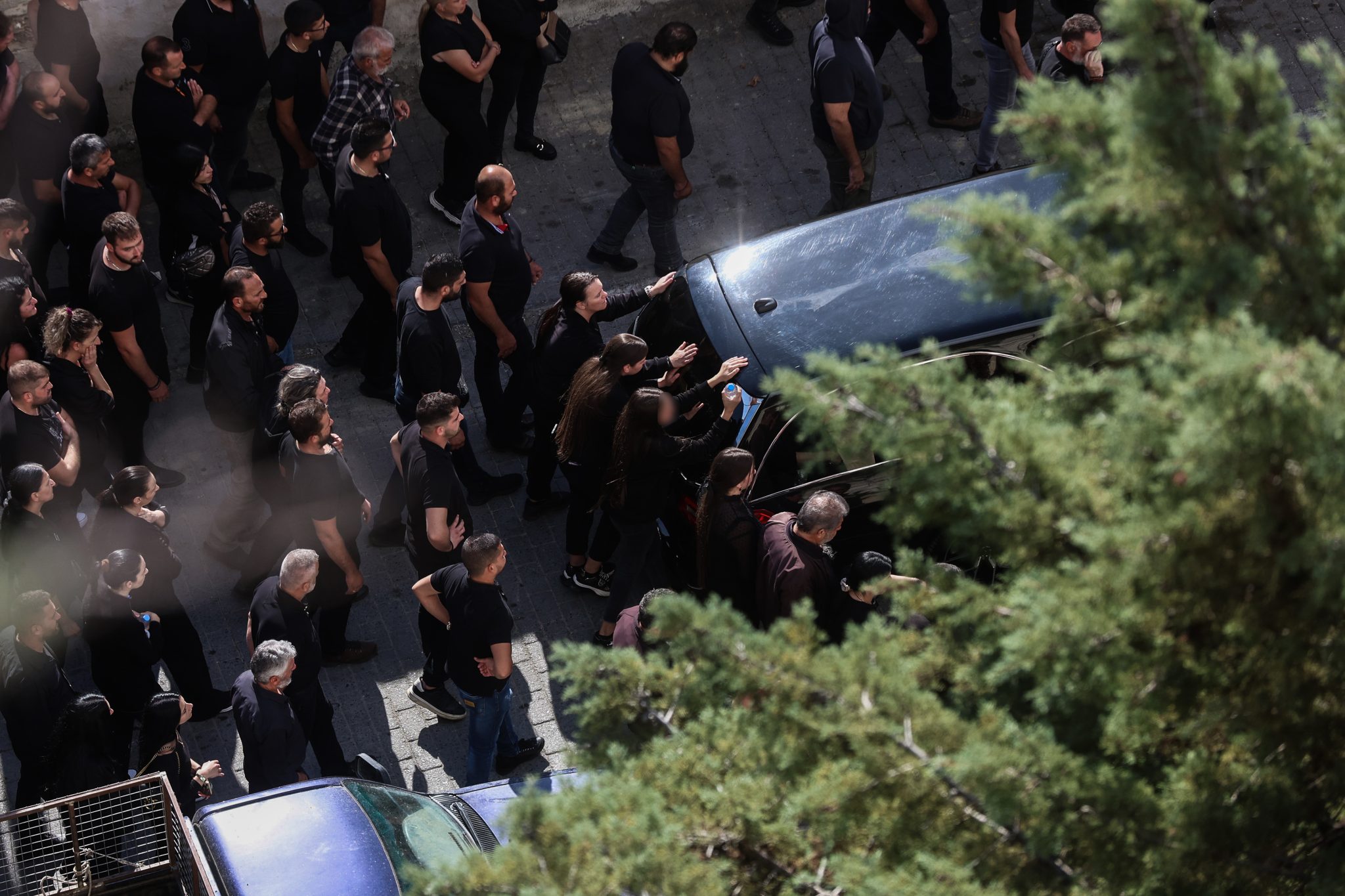 «Άγρια Δύση» στα Βορίζια: Οι πρώτες εικόνες από την κηδεία του 39χρονου Φανούρη (vids)