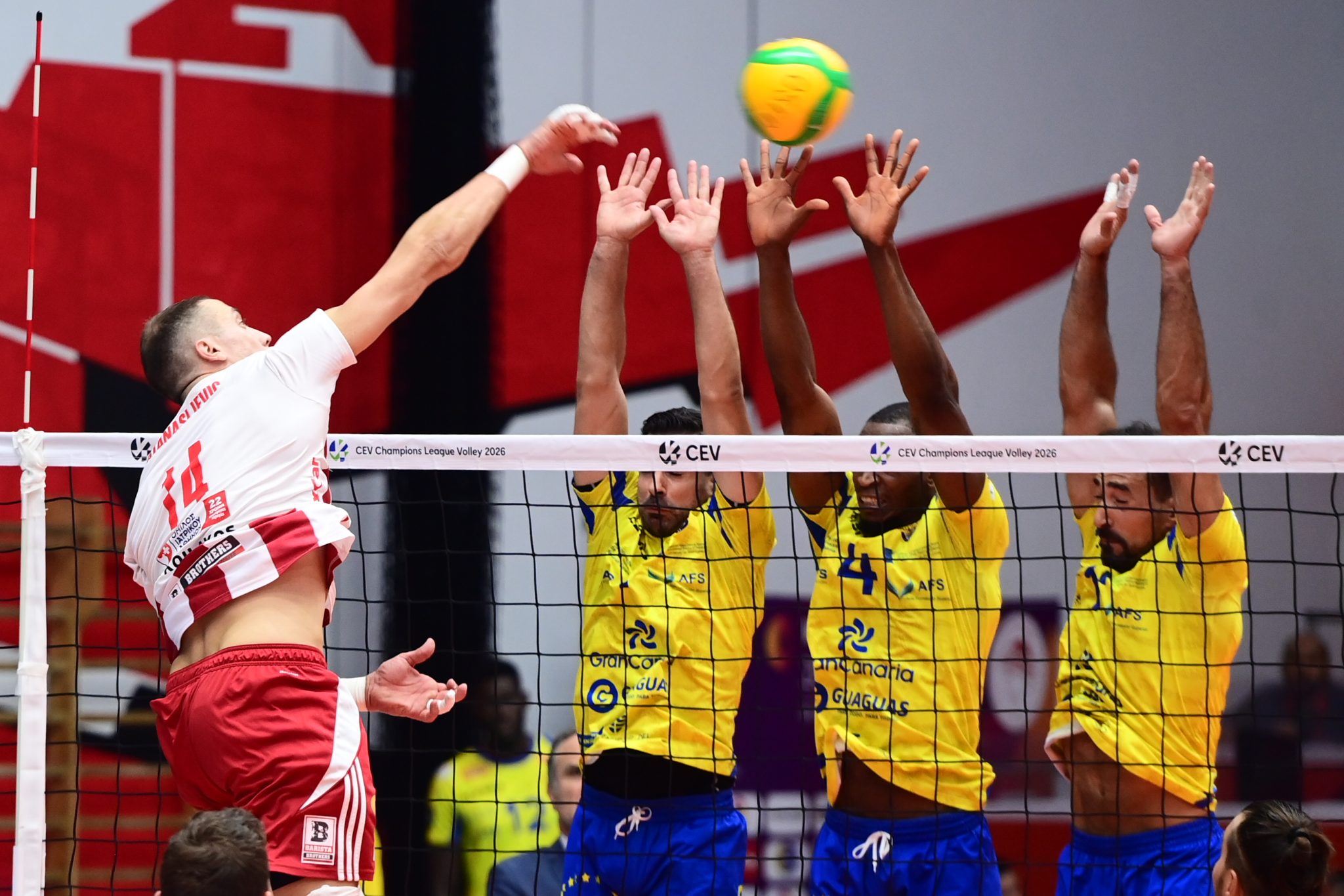 Ολυμπιακός – Λας Πάλμας 1-3: Συγκλόνισαν οι «ερυθρόλευκοι» τους «έκλεψαν» στο φινάλε