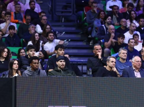 Μητσοτάκης, Σορτς και Χουάντσο παρακολούθησαν δίπλα-δίπλα το παιχνίδι του Τζόκοβιτς – Παρών και ο Αταμάν (pics)