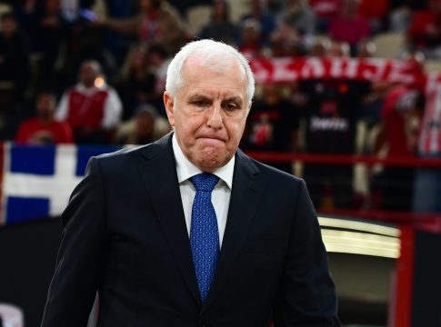 Η είσοδος του Ομπράντοβιτς στο ΣΕΦ – Αποδοκιμασίες από τον κόσμο του Ολυμπιακού (vids)