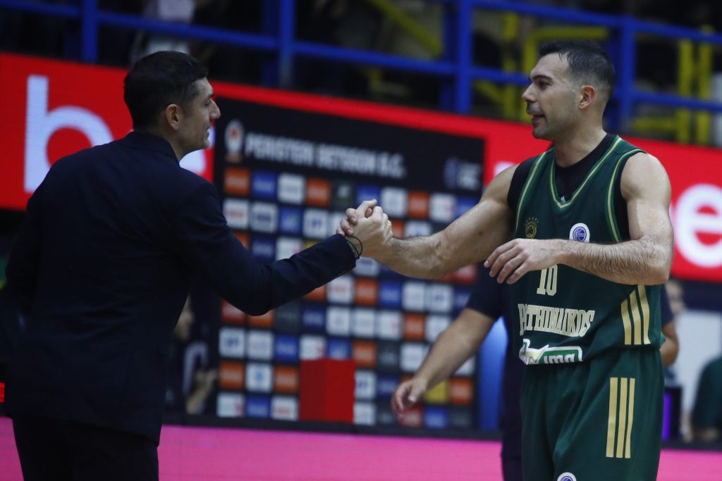 Το εσκεμμένο φάουλ του Σλούκα- Έστειλε 18χρονο παίκτη του Περιστεριού στις βολές (vid)