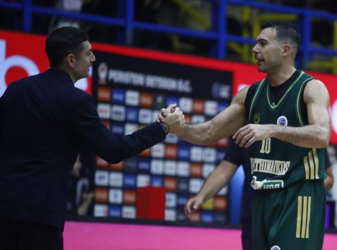 Ο Σλούκας έκανε σκόπιμα φάουλ στον 18χρονο Παπαγεωργίου για να πετύχει τους πρώτους του πόντους (vid)