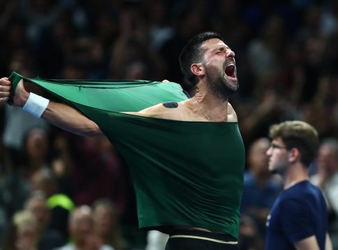 Απίθανο σκηνικό: «Τρελάθηκε» και έσκισε την μπλούζα του ο Τζόκοβιτς (vid)