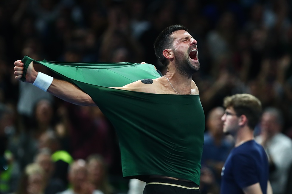 Απίθανο σκηνικό: «Τρελάθηκε» και έσκισε την μπλούζα του ο Τζόκοβιτς (vid)