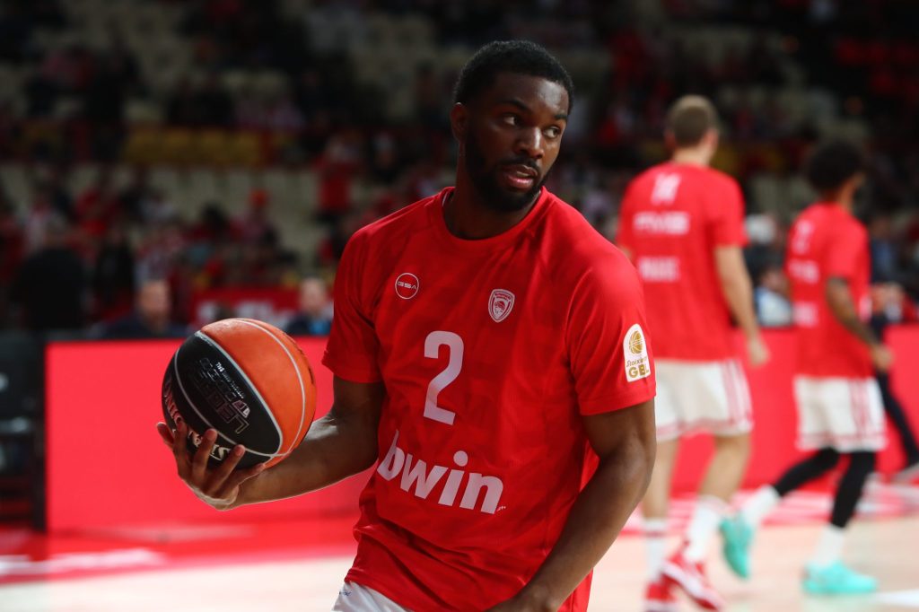 Ο Κίναν Έβανς «τρέλανε» το ΣΕΦ: Έκανε ντεμπούτο και το «χλάτσωσε» στην πρώτη επίθεση (vids)