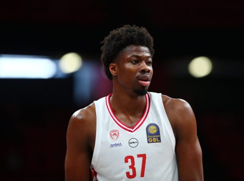 Γενέθλια… στο παρκέ για τον Κώστα Αντετοκούνμπο (vid)