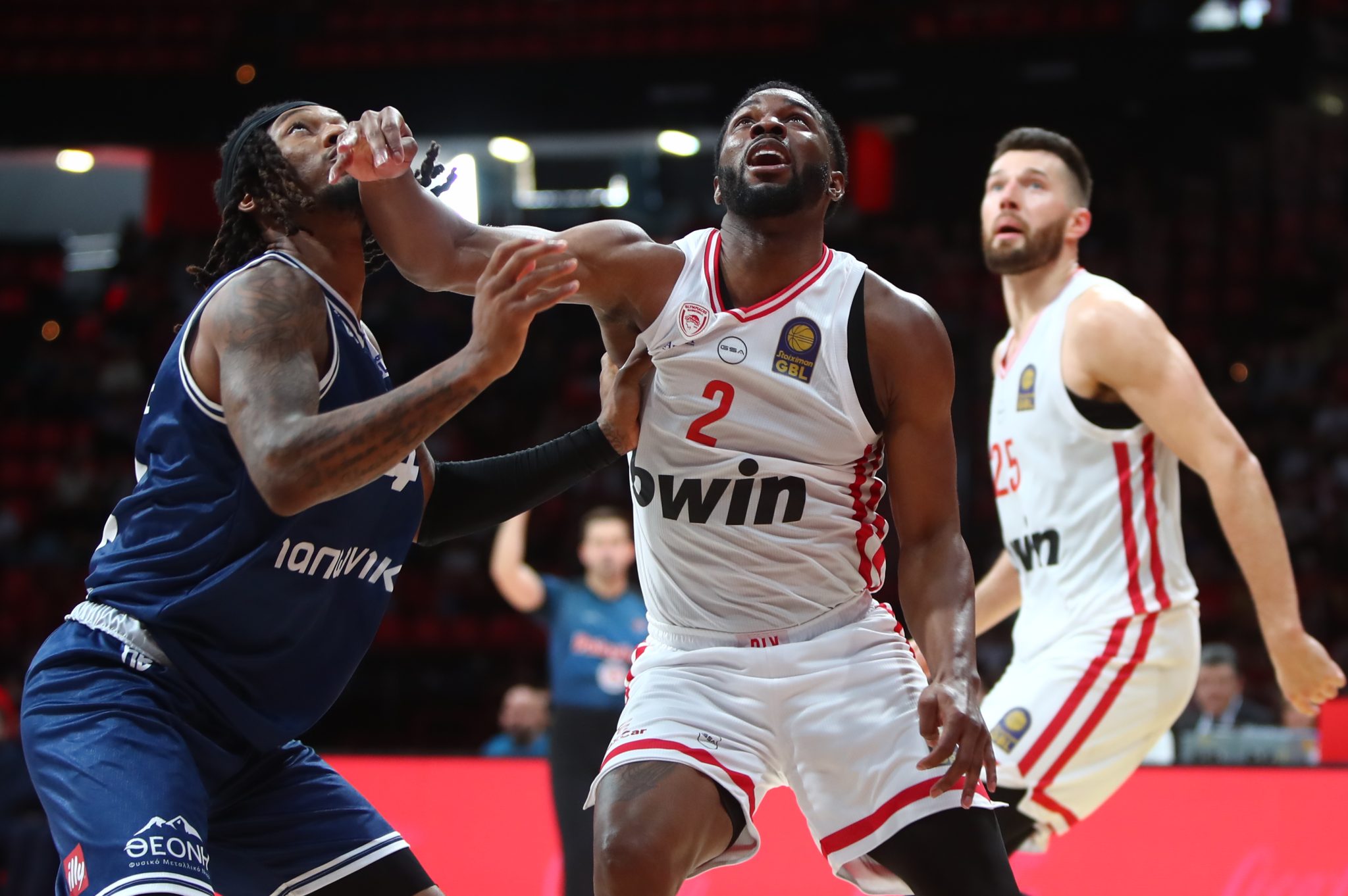 Αυτά έκανε ο Κίναν Έβανς στο ντεμπούτο του με τον Ολυμπιακό (vids)