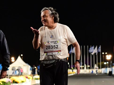 42ος Αυθεντικός Μαραθώνιος: Συγκίνηση στο Καλλιμάρμαρο με τον τερματισμό του τελευταίου δρομέα (vid)