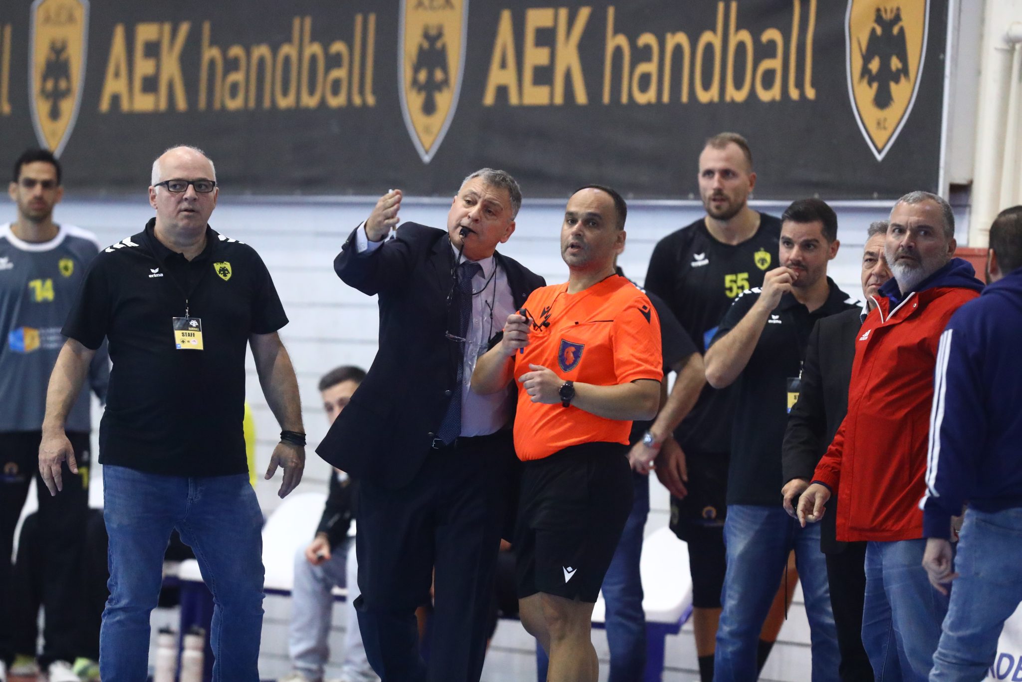 Οι ξεκάθαροι κανονισμοί για εκκένωση εκθέτουν τον παρατηρητή στο ΑΕΚ – Ολυμπιακός