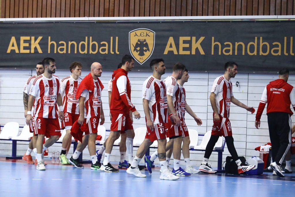 ΑΕΚ – Ολυμπιακός: Αποχώρησαν στα αποδυτήρια οι ερυθρόλευκοι και προσωρινή διακοπή (vids)