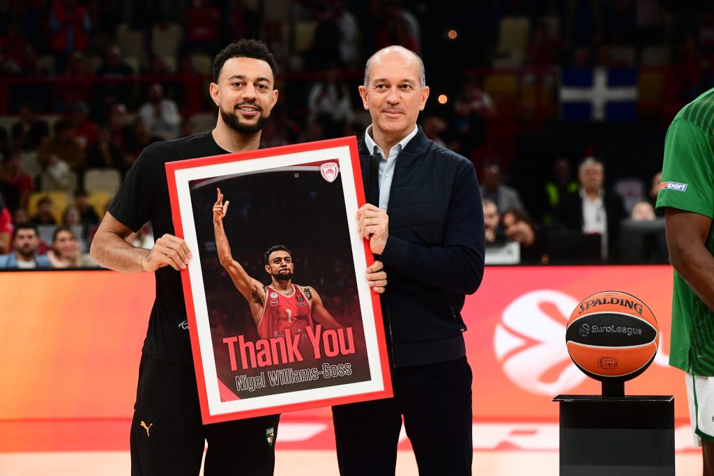 Αποθέωση για τον Γούιλιαμς – Γκος στο ΣΕΦ – Βραβεύτηκε μαζί με τον Ράιτ από τους αδερφούς Αγγελόπουλους (vid)