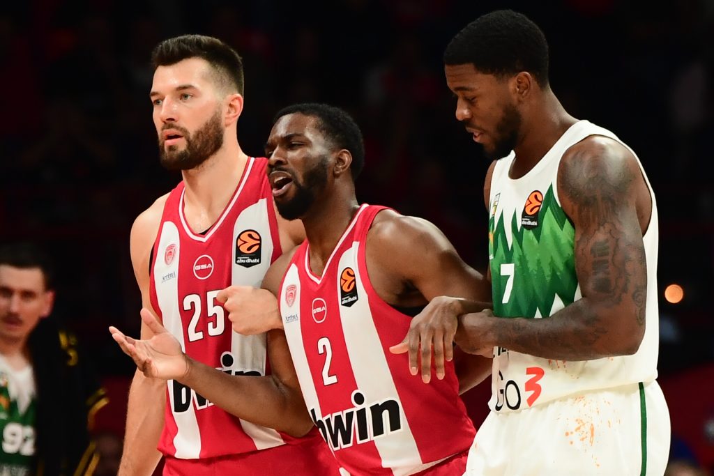 Αγωνία στο ΣΕΦ: Οι συμπαίκτες του Έβανς έτρεξαν στα αποδυτήρια για να τον στηρίξουν