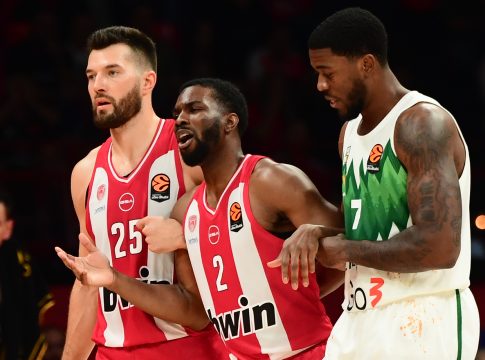 Αγωνία στο ΣΕΦ: Οι συμπαίκτες του Έβανς έτρεξαν στα αποδυτήρια για να τον στηρίξουν