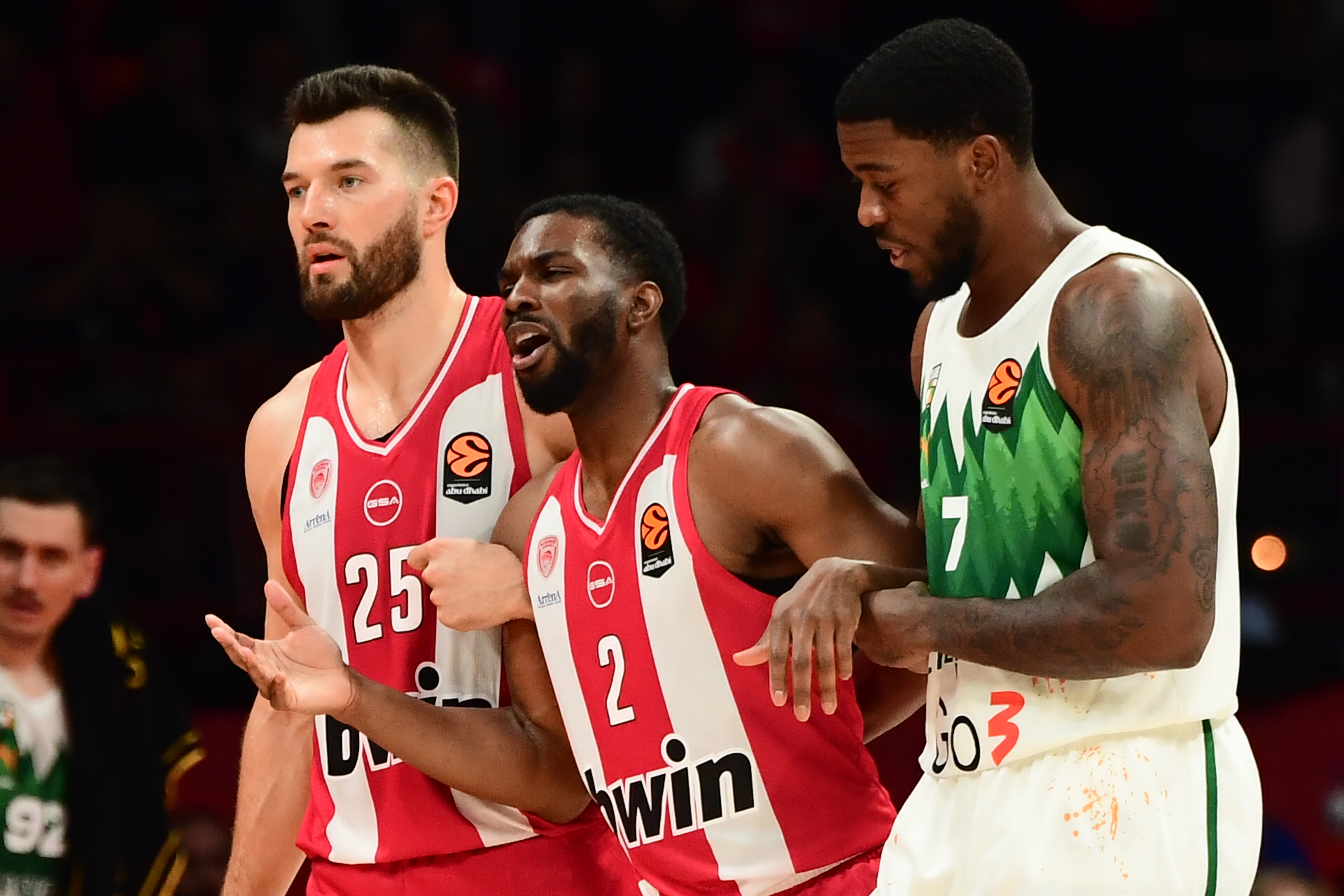 Αγωνία στο ΣΕΦ: Οι συμπαίκτες του Έβανς έτρεξαν στα αποδυτήρια για να τον στηρίξουν