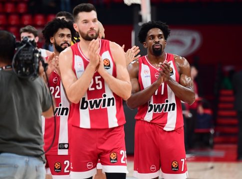 Ολυμπιακός: Η «παγωμάρα» με τον Έβανς, οι δύο βραβεύσεις και το… Γκοσάκι που έκλεψε την παράσταση (vid)