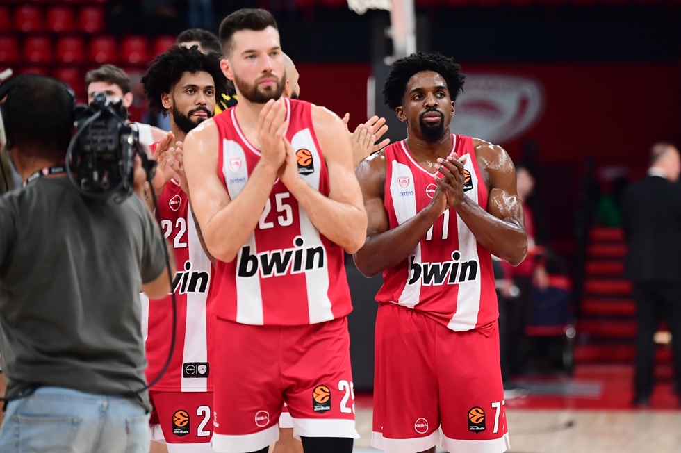 Ολυμπιακός: Η «παγωμάρα» με τον Έβανς, οι δύο βραβεύσεις και το… Γκοσάκι που έκλεψε την παράσταση (vid)