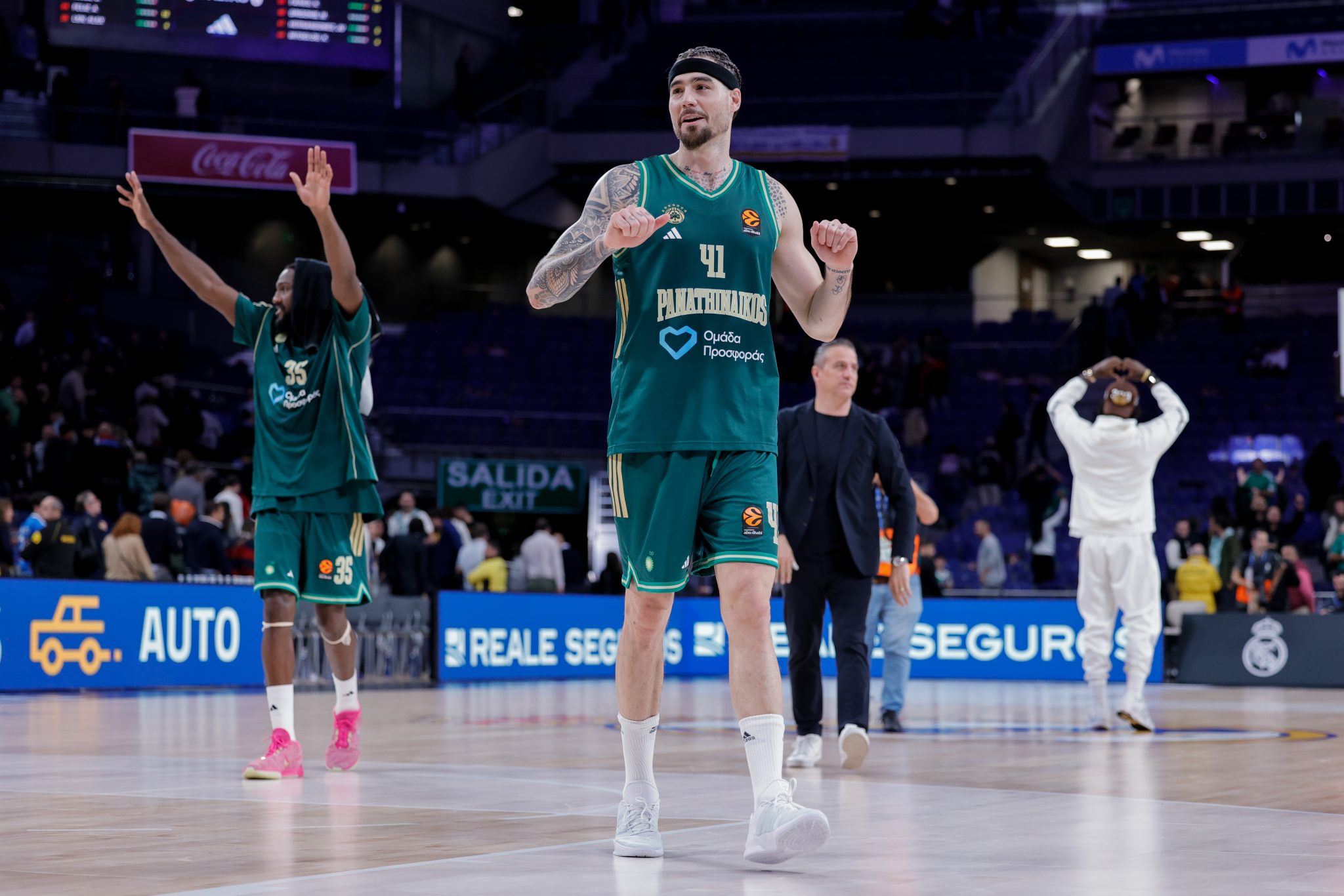 Ο Χουάντσο κέρασε τους συμπαίκτες του μετά τη νίκη επί της Ρεάλ (pic)