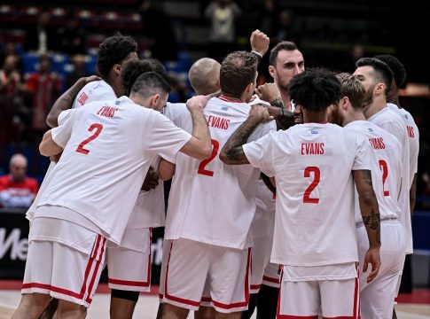 Ολυμπιακός: Η «ερυθρόλευκη» κερκίδα στο Μιλάνο και τα μπλουζάκια στήριξης του Έβανς (vids)