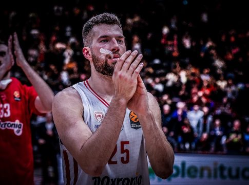 Ο Πίτερς είναι εδώ: Η εμφάνιση-δήλωση του Αμερικανού κόντρα στην Αρμάνι (pic, vid)