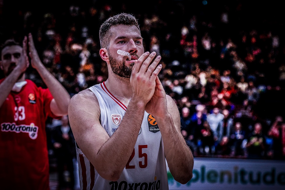 Ο Πίτερς είναι εδώ: Η εμφάνιση-δήλωση του Αμερικανού κόντρα στην Αρμάνι (pic, vid)