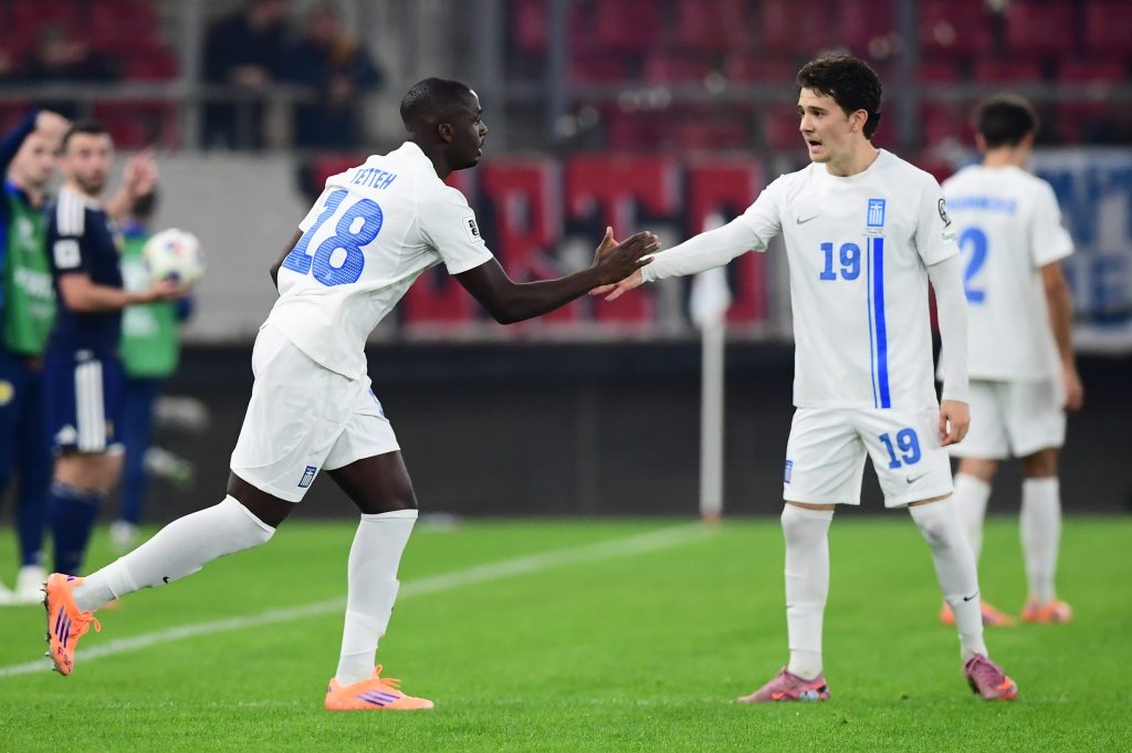 Αποχώρησε τραυματίας ο Παυλίδης, ντεμπούτο μέσα σε αποθέωση για Τεττέι