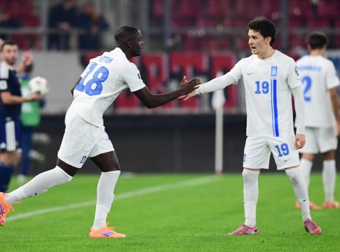 Αποχώρησε τραυματίας ο Παυλίδης, ντεμπούτο μέσα σε αποθέωση για Τεττέι