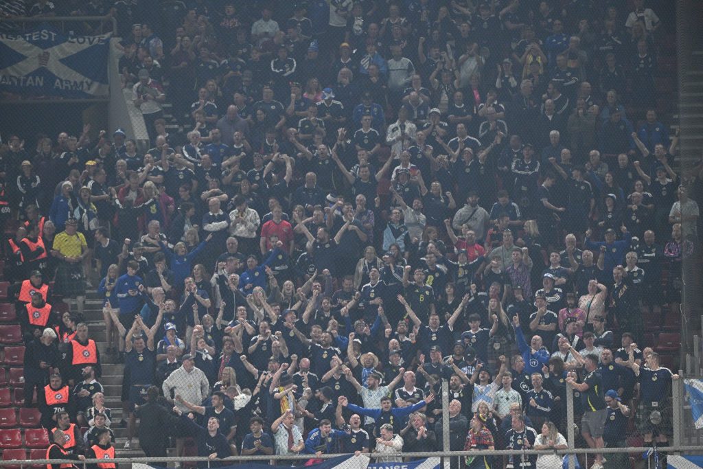 Πανηγυρίζουν στο Καραϊσκάκη οι Σκωτσέζοι (vid)