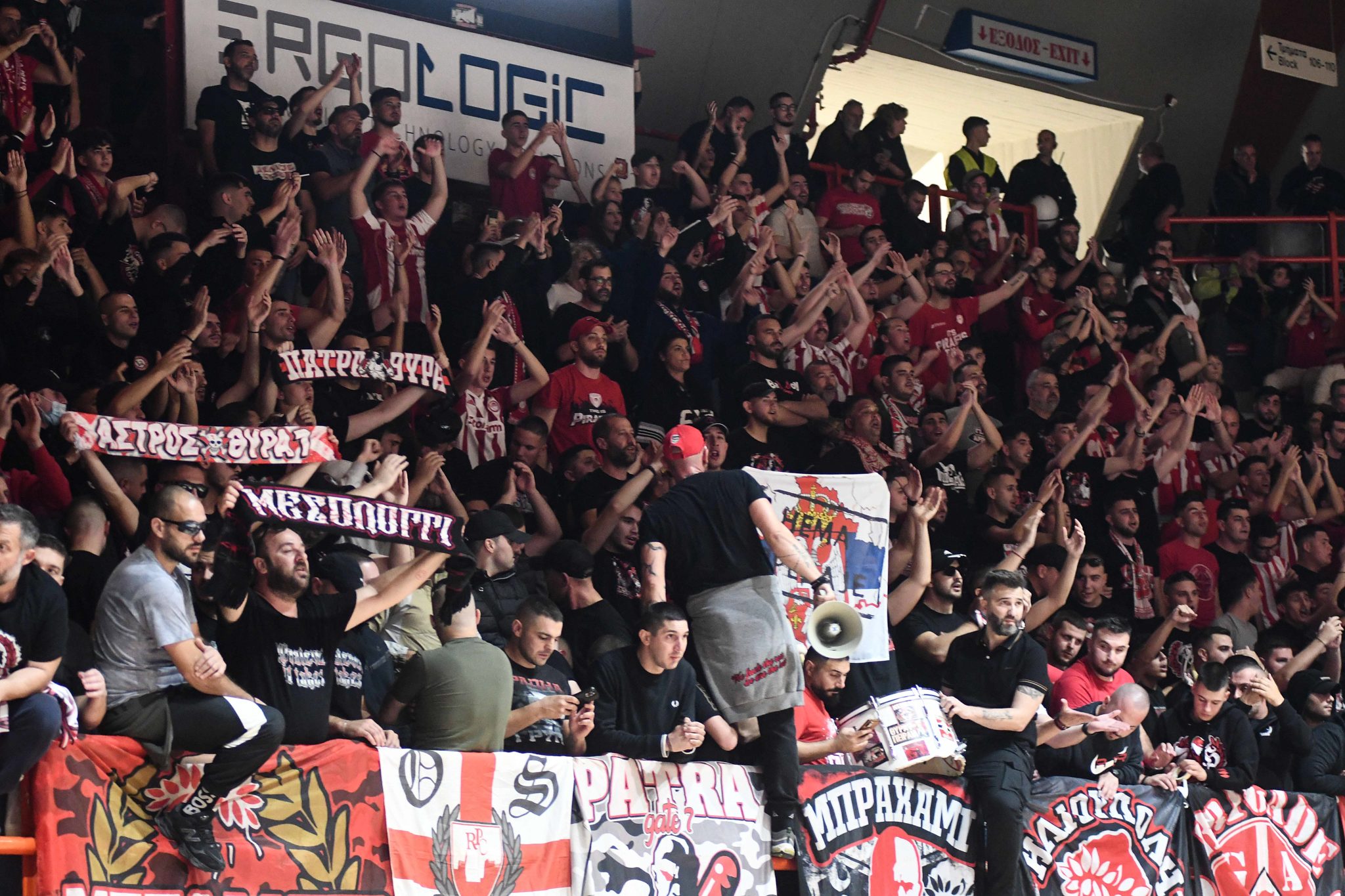 Εκπληκτική ατμόσφαιρα από τους οπαδούς του Ολυμπιακού στο ματς με τον Προμηθέα (vids)