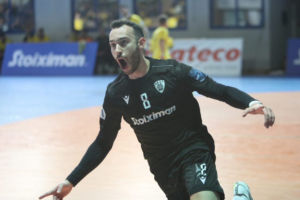 ΠΑΟΚ – ΑΕΚ 29-27: Τη νίκησε μετά από επτά χρόνια και ο Ολυμπιακός έπιασε την Ένωση στην κορυφή