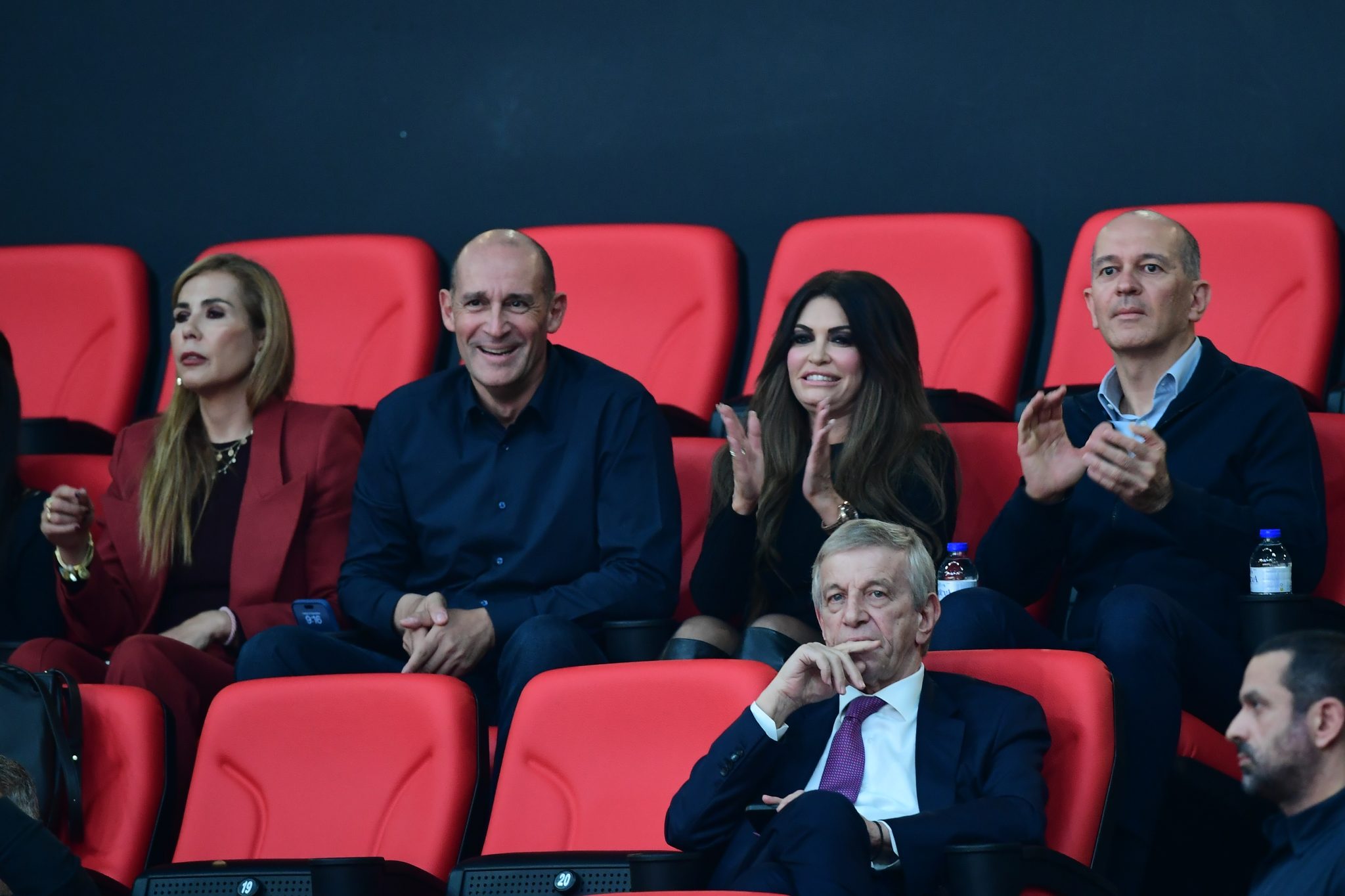 Ξανά στο ΣΕΦ η πρέσβειρα των ΗΠΑ, Κίμπερλι Γκίλφοϊλ μαζί με τους αδερφούς Αγγελόπουλους(pics)