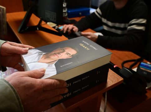 Εξαντλήθηκαν μέσα σε λίγες ώρες τα 33.000 αντίτυπα από την «Ιθάκη» του Τσίπρα