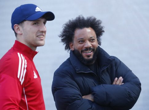 Ο Μεντιλίμπαρ και οι παίκτες του βλέπουν την Κ19 του Ολυμπιακού με τη Ρεάλ – Στο Ρέντη και ο Μαρσέλο για τον γιο του (pics & vids)