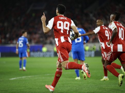 Μείωσε ο Ολυμπιακός με φοβερή κεφαλιά του Ταρέμι – Δείτε όλα τα γκολ (vids)